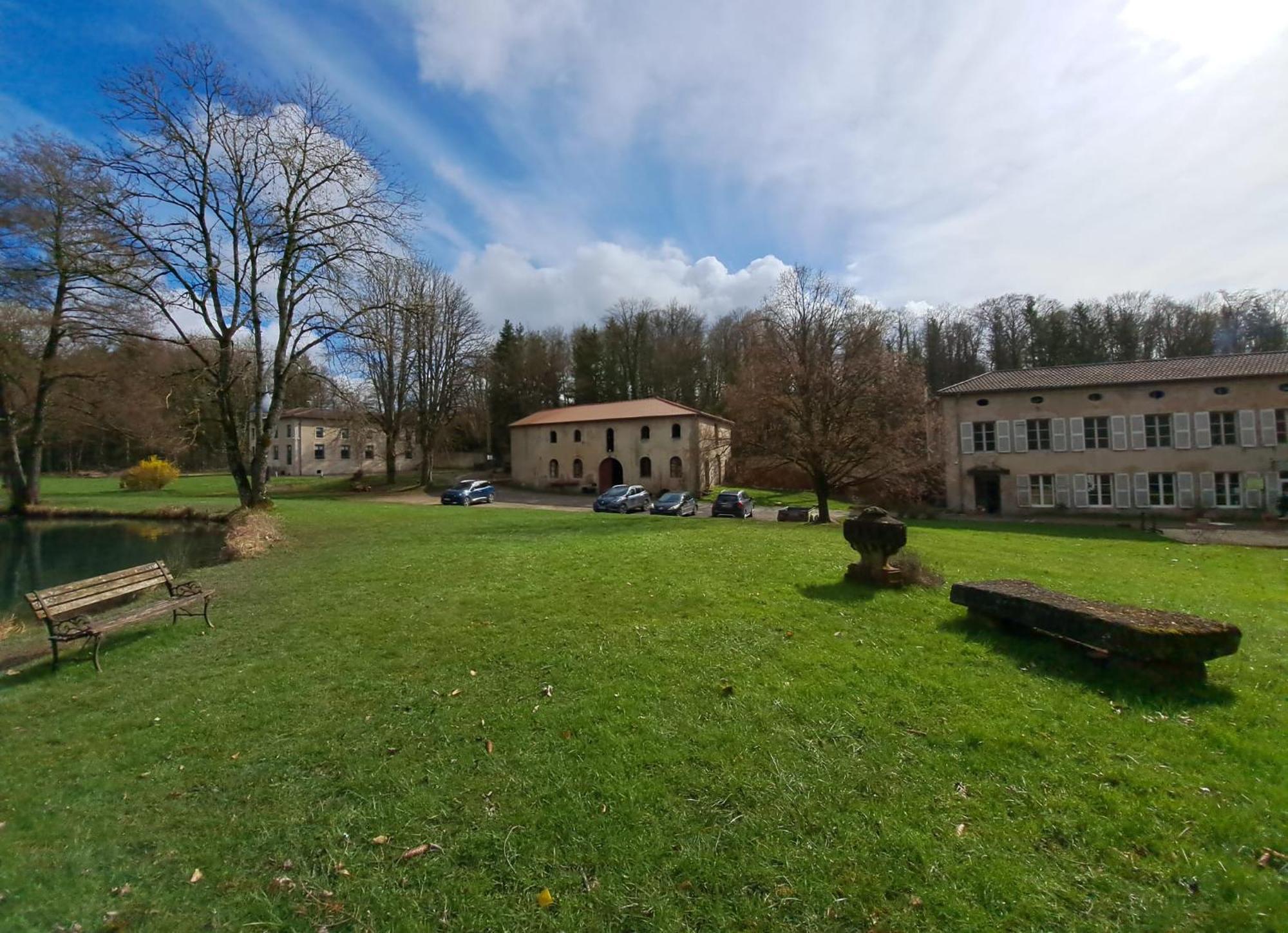 Lodge Hotel De Sommedieue Verdun Exterior foto